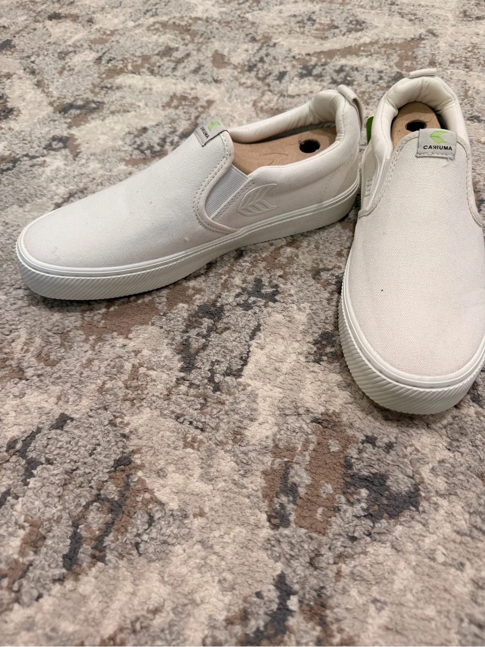 Cariuma Slip On Off White Canvas